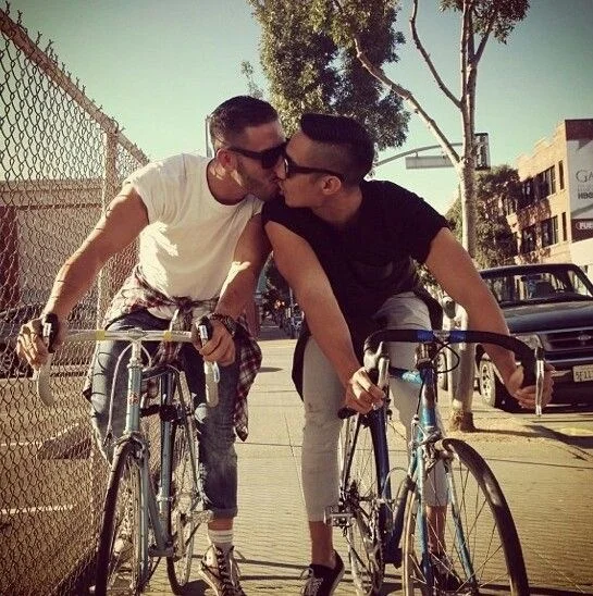 Two-Men-Kissing-Gay-Kiss-Photos-Pics82.jpg
