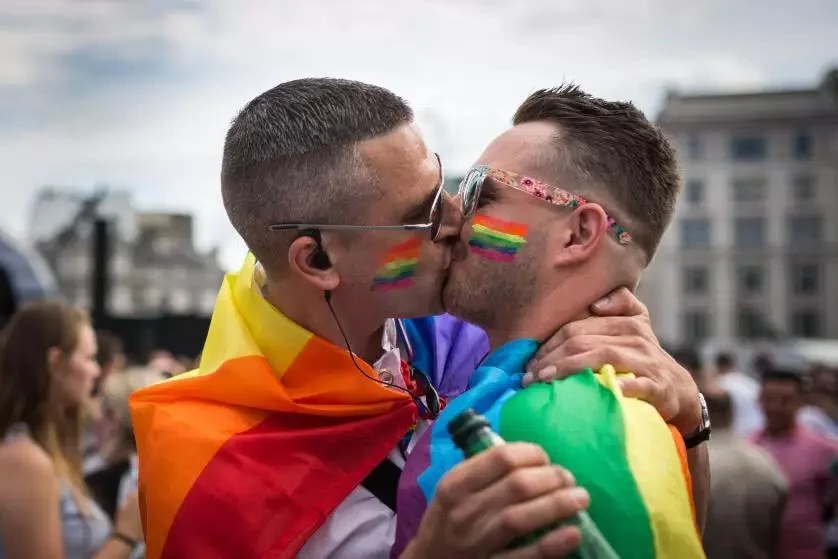 Two-Men-Kissing-Gay-Kiss-Photos-Pics83.jpg