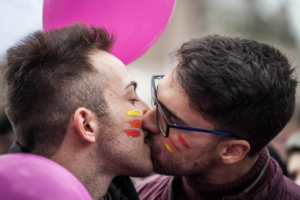Two-Men-Kissing-Gay-Kiss-Photos-Pics92.jpg