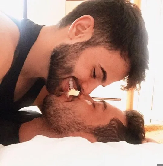 Two-Men-Kissing-Gay-Kiss-Photos-Pics100.jpg
