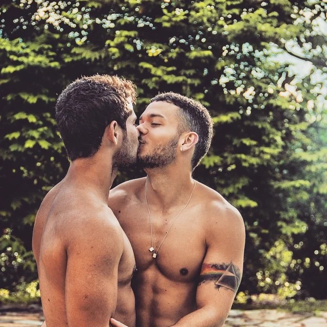 Two-Men-Kissing-Gay-Kiss-Photos-Pics60.jpg