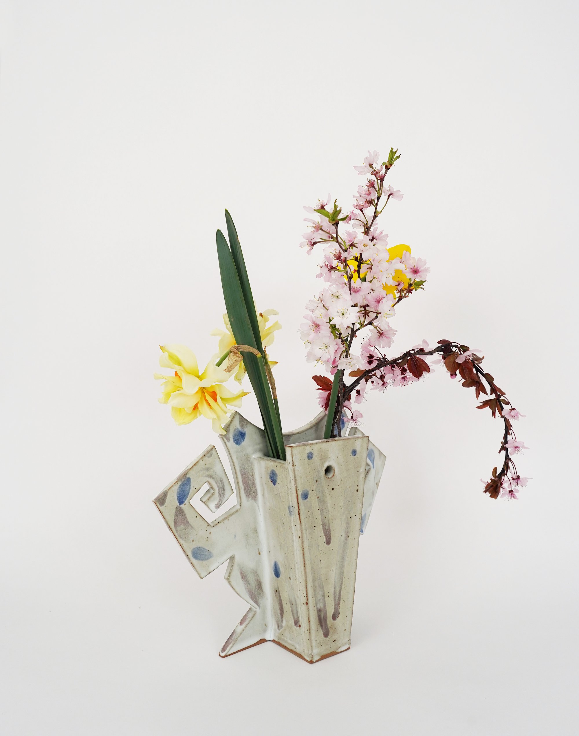Scoopneck Strongman Vase with spring flowers (reverse / side)