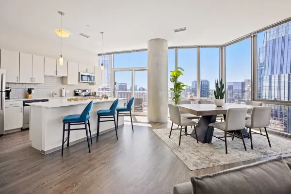 Placemakr Premier Sobro Hotel Nashville room with full kitchen and dining room with skyline view