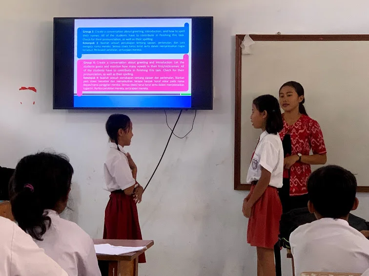 BCF classrooms are each equipped with a TV screen, which teachers use to deliver teaching materials. Students are encouraged to practice conversations in groups.