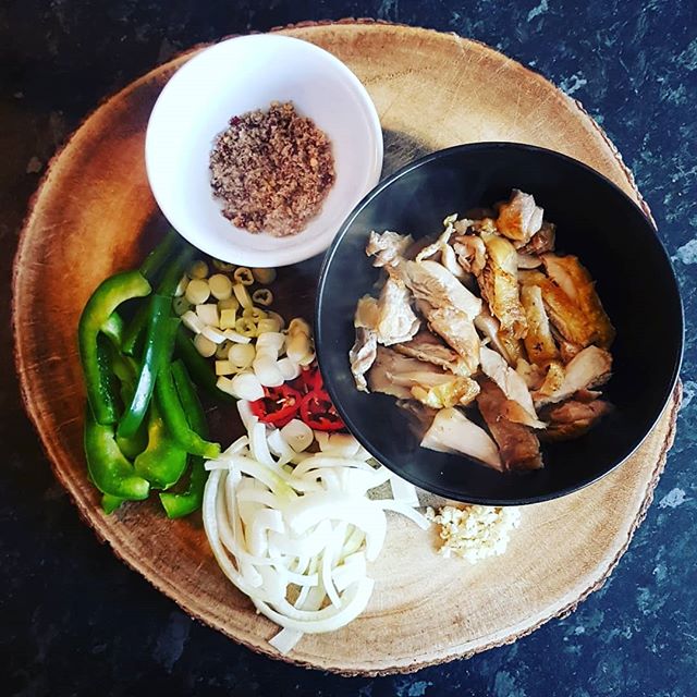#Repost @andy.roy
・・・
Super quick chicken thigh salt and pepper stir fry 👌🌶 #manwelleats

Roasted chicken thigh, green pepper, onion, spring onion, chilli, garlic, a little five spice seasoning. All tossed in the pan with a little coconut oil, serv