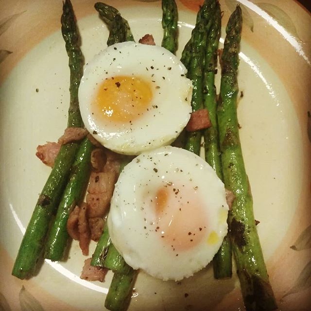 Asparagus topped with poached eggs

Sounds posh but in reality it's as common as muck and dead easy,dead cheap,ok for the waistlines and it makes your pee smell funny 
Bit of contrasting behaviour here be as delicate with the eggs and as rough as you
