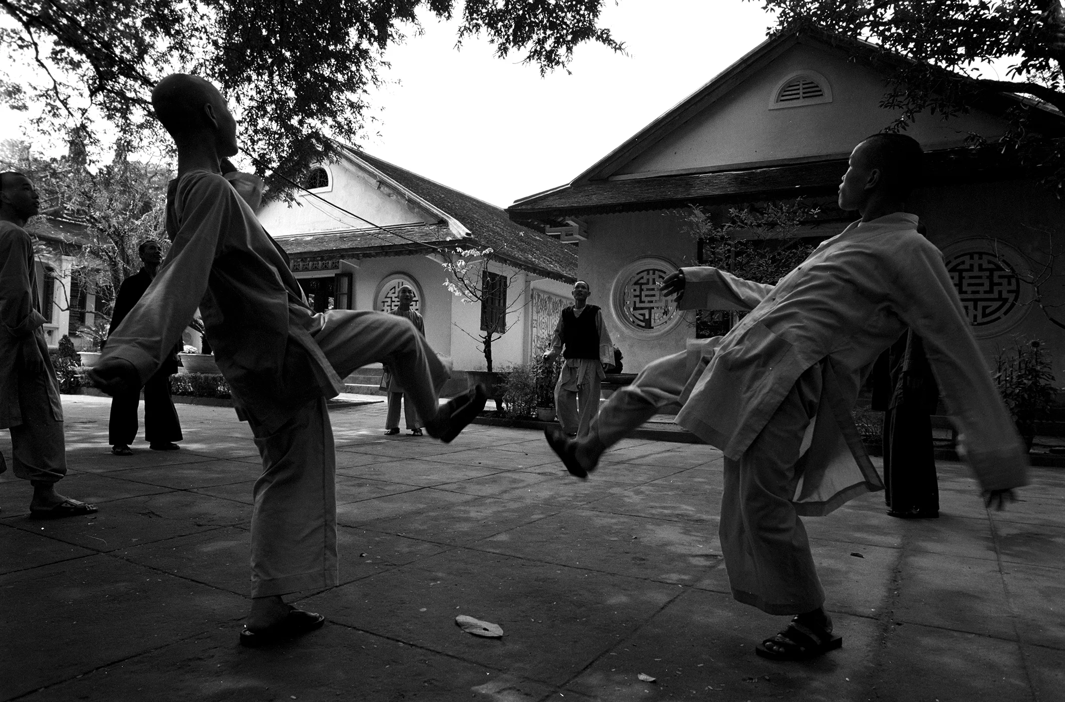 monks playing,tu hieu pagoda.jpg