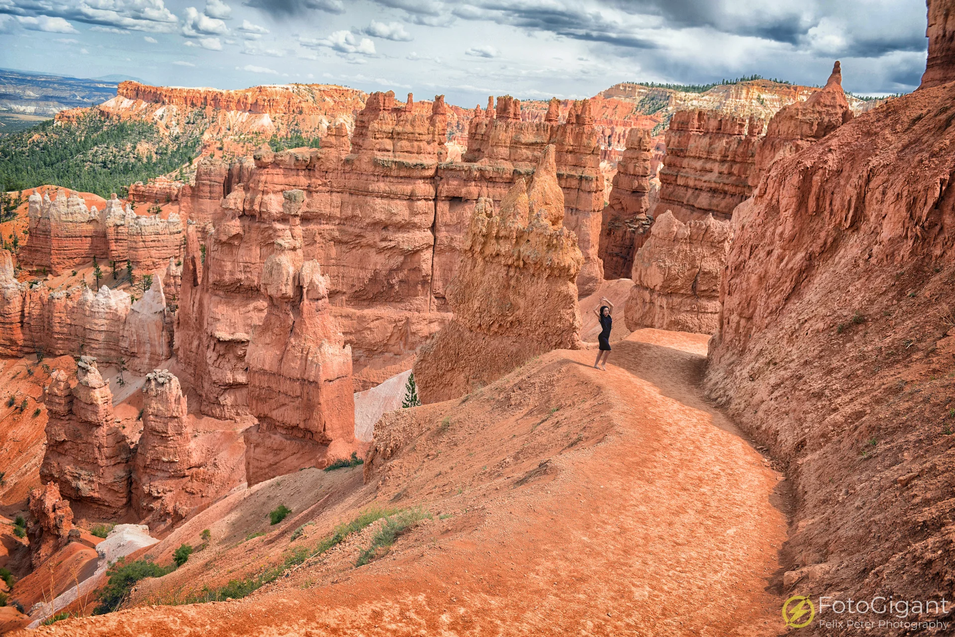 Bryce Canyon ist eine geniale Location. Mit etwas Glück erwischt man auch die beliebtesten Spots menschenleer. Annalinda musst manchmal geduldig auf den richtigen Moment warten bis die Lichtstimmung an diesem eher regnerischen Tag passte.