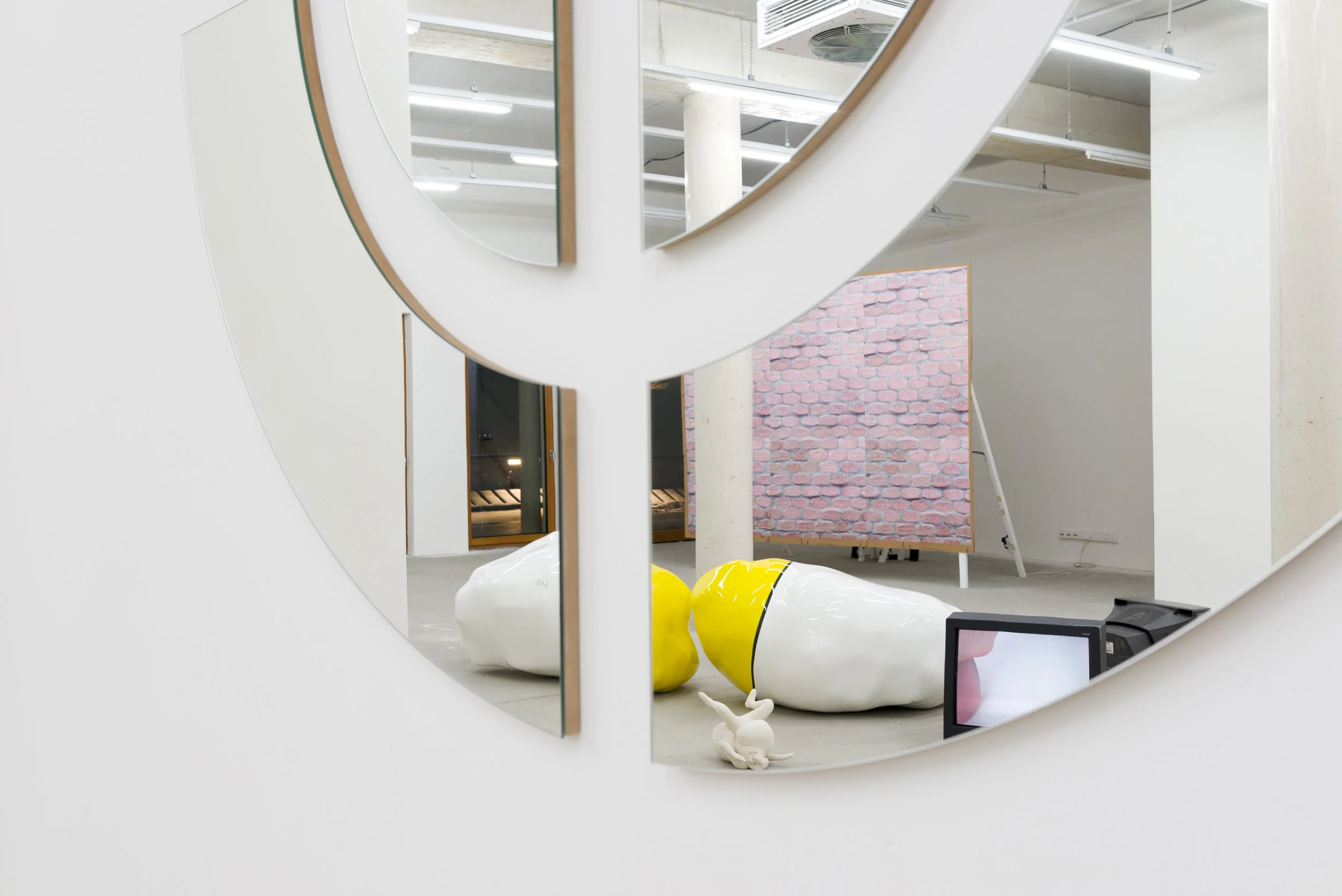 „Precarious“ Ausstellung in der Galerie Stephanie Kelly