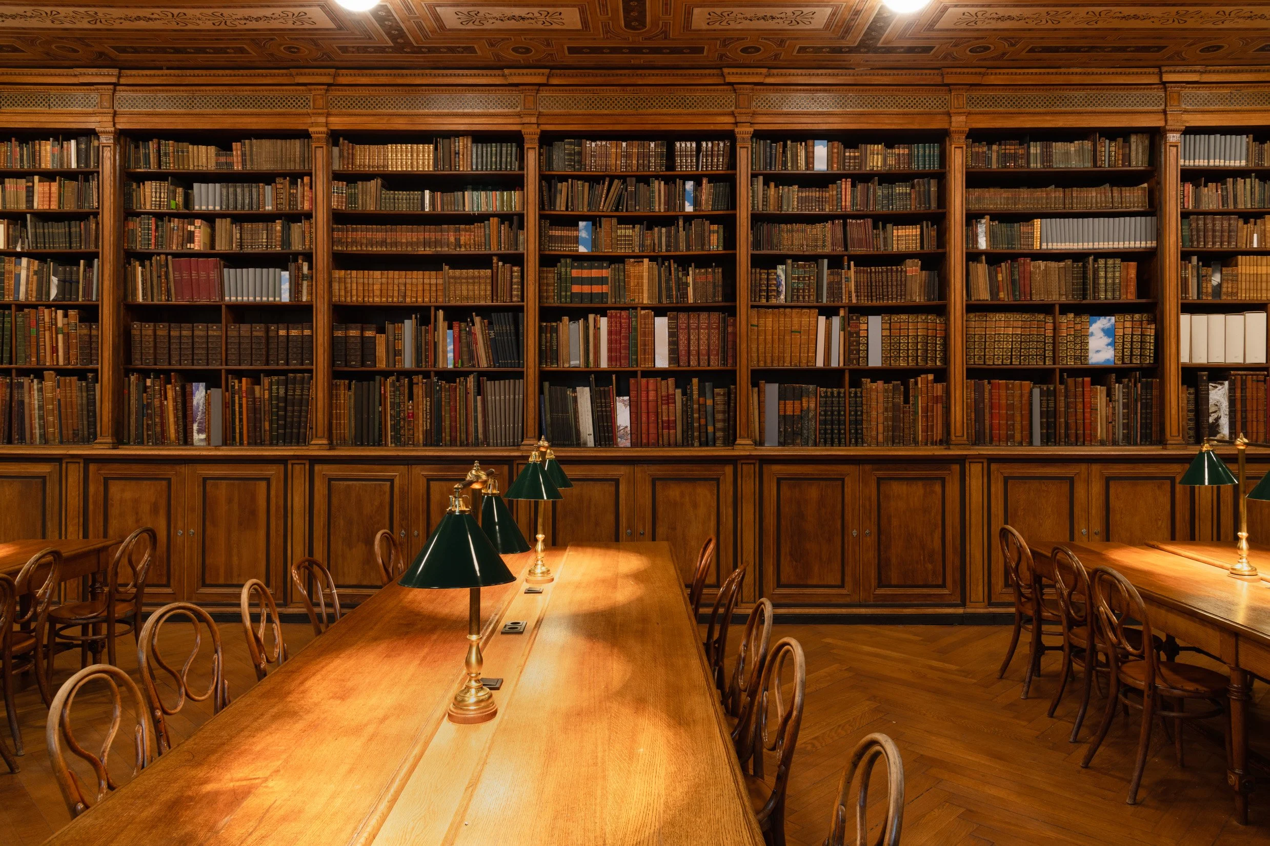 Ausstellungsansicht der Einzelausstellung back of a book, in der Universitätsbibliothek der Akademie der bildenden Künste Wien