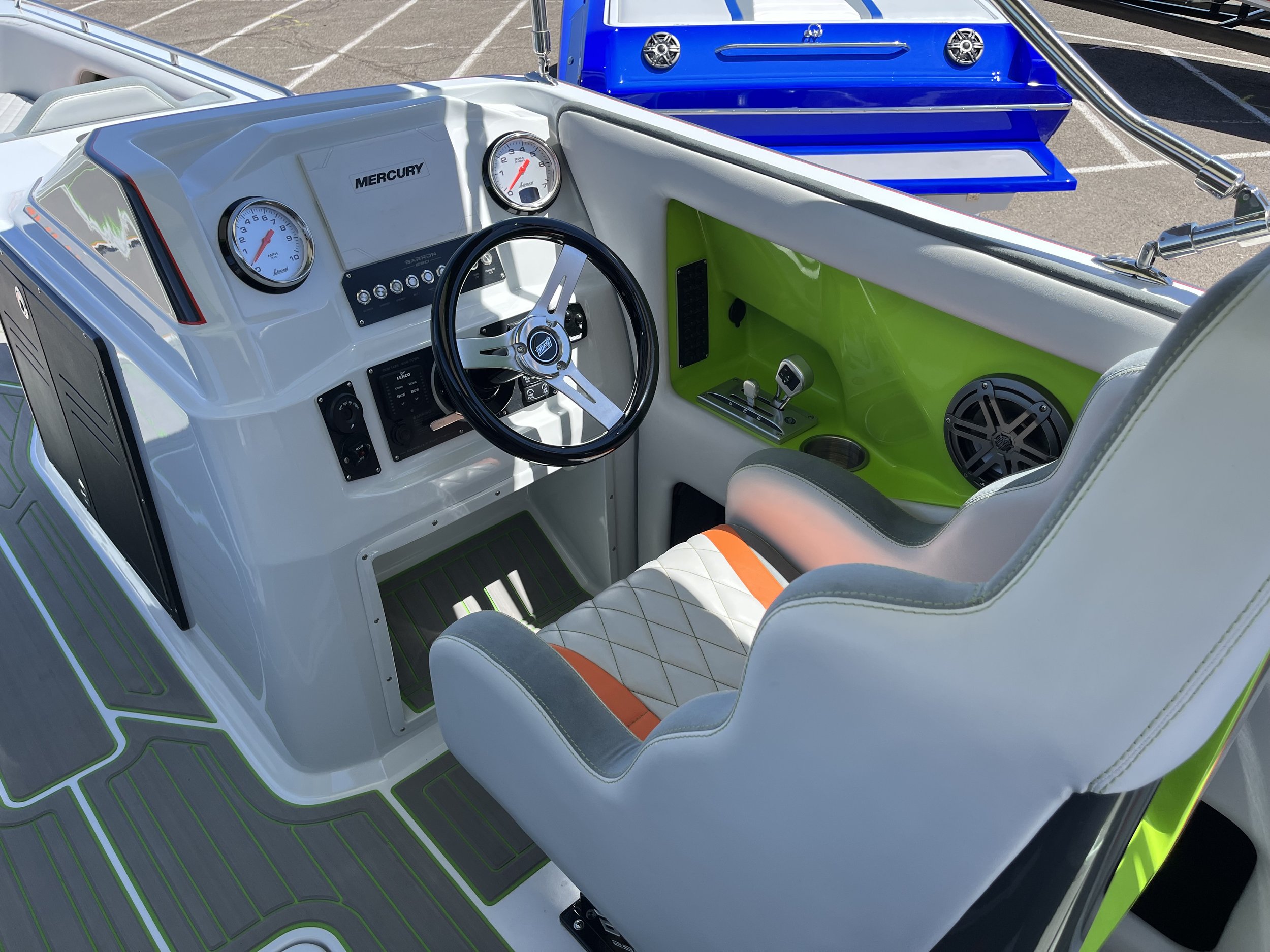 290S captain’s helm and amenities
