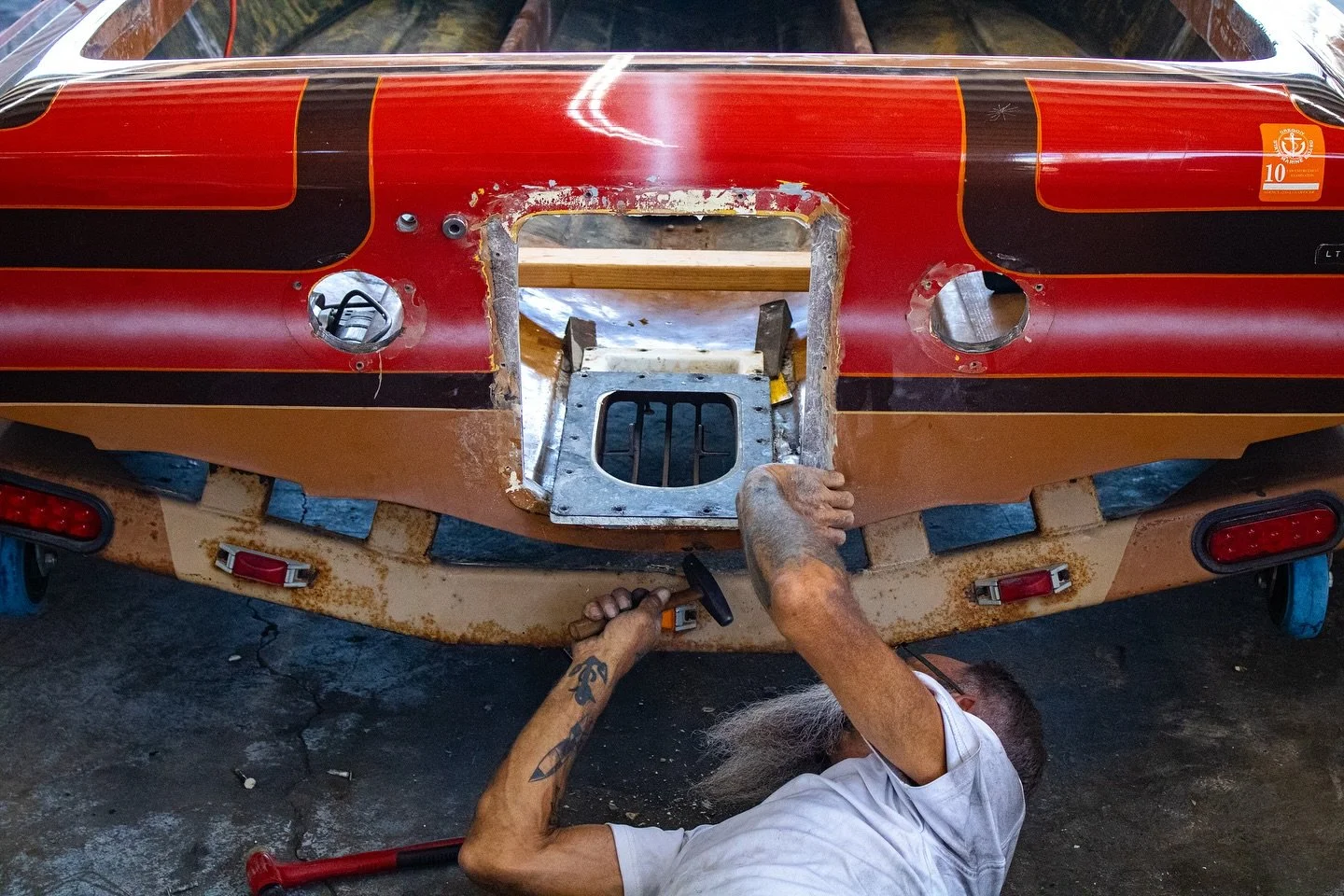 Restoration process begins💪🪚
&bull;
Check out our service page! 
www.barronboats.com
&bull;
&bull;
&bull;
&bull;
#boatlife#restoration#barronboats#lakehavasu#libertyboats