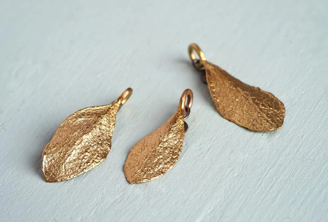 The customer grew up in a house with her family. They decided to sell the house, but not without a golden keepsake: Leaves from the garden were converted into jewelry, one leaf for each generation, reminding them forever of the wonderful youth they had spent there. 