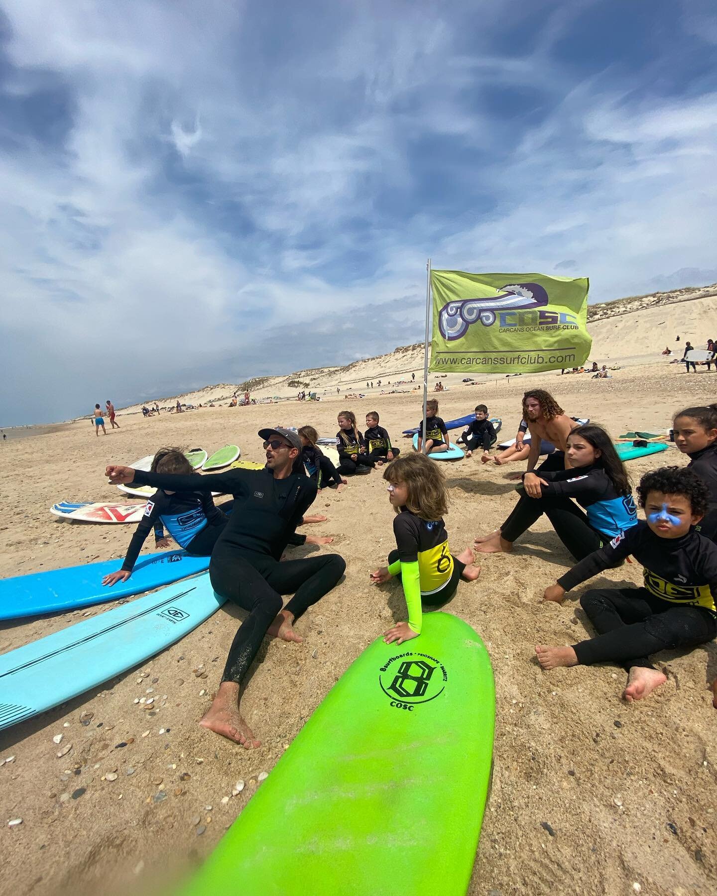 Samedi dernier, c&rsquo;&eacute;tait l&rsquo;apr&egrave;s-midi des mini et pti&rsquo;mouss du club ! Et ils ont r&eacute;gal&eacute;s le spot 🔥 🔥 
Des petites vagues, l&rsquo;acc&egrave;s au nouveau support &laquo;&nbsp;les planches dures&nbsp;&raq