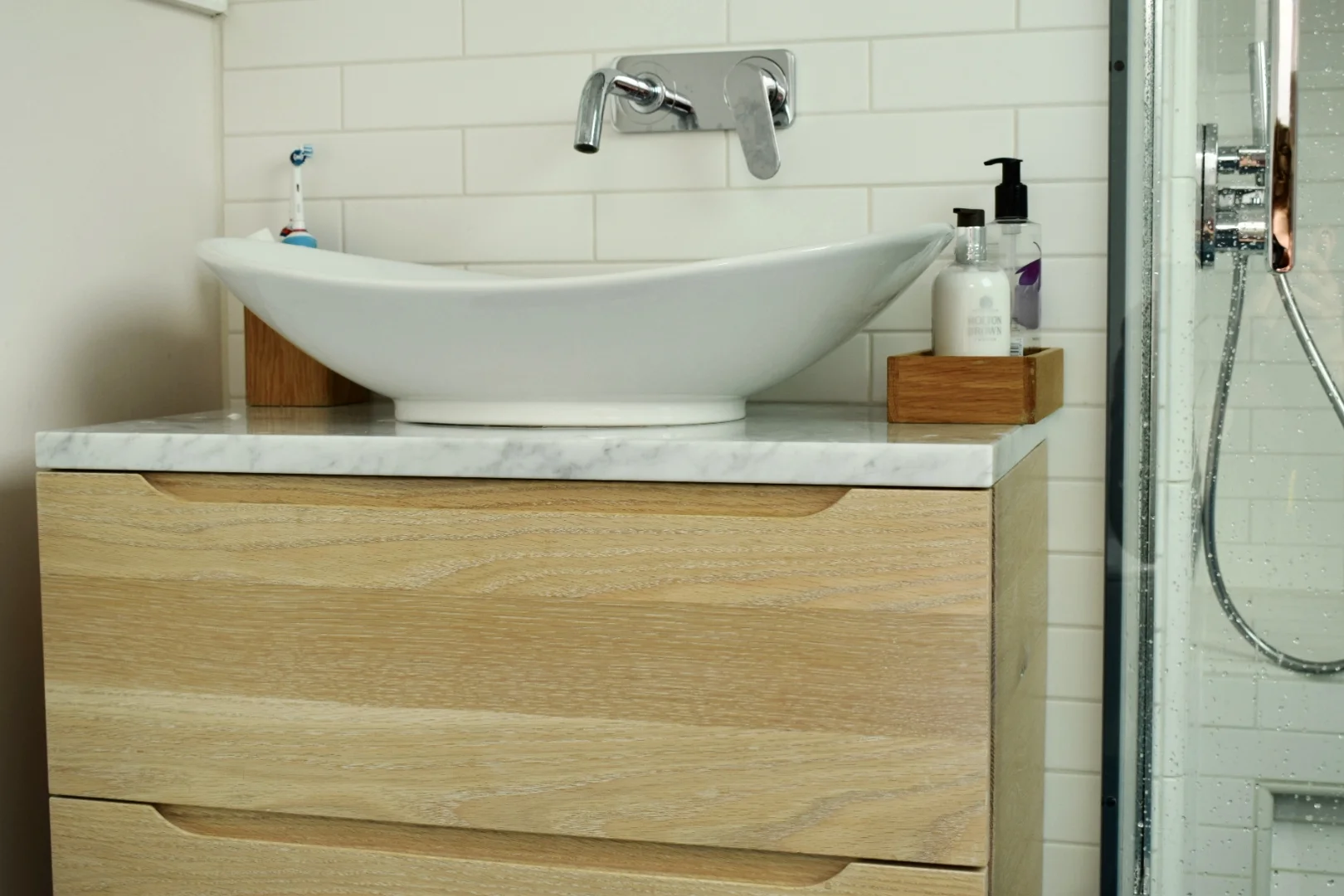 Oak vanity unit / Dubova koupelnova skrinka