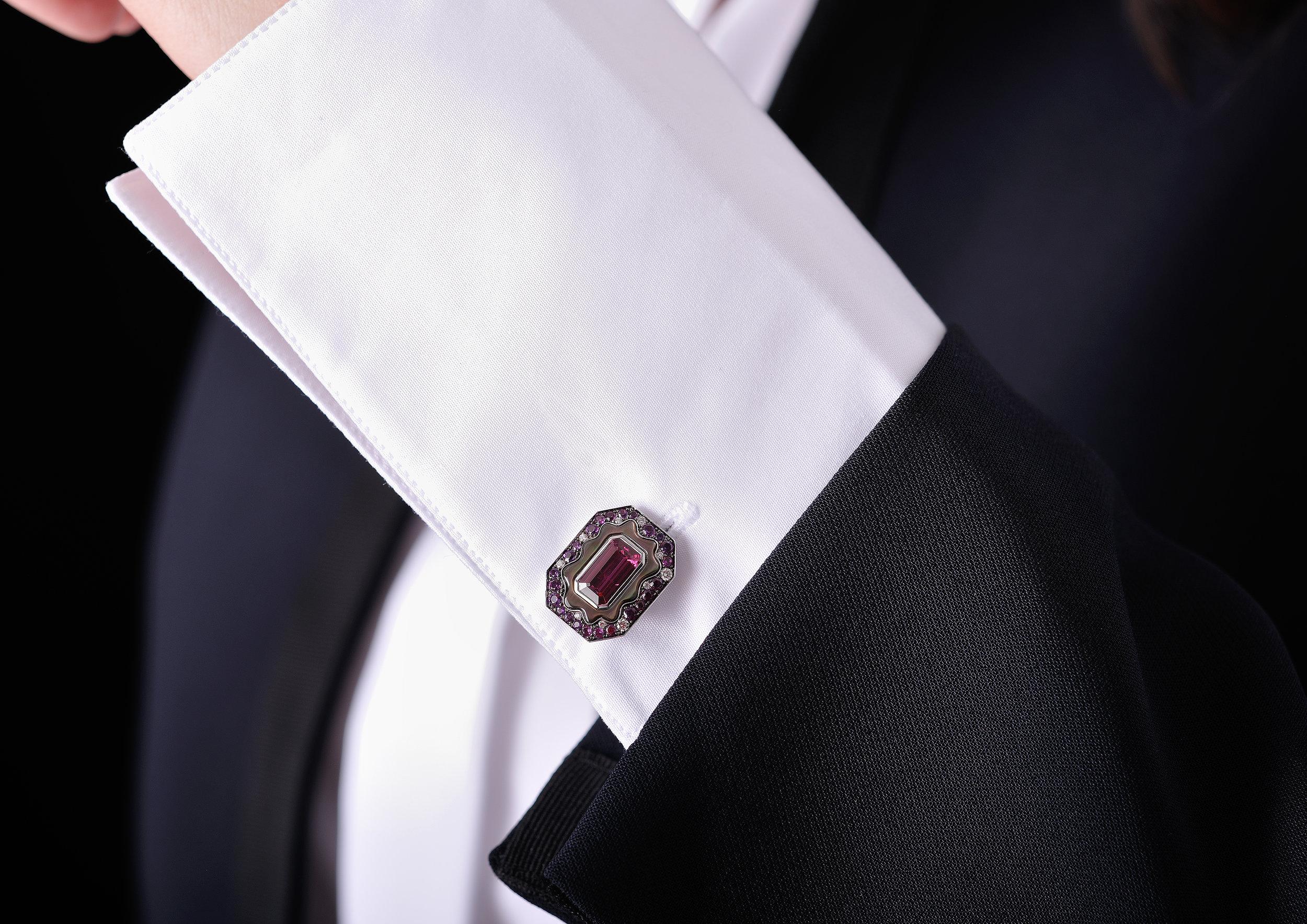  White gold,&nbsp;purple&nbsp;garnets, Tahitian mother-of-pearl, pink sapphires and diamonds 