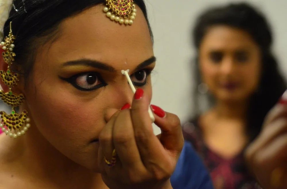 Nivedin: Undulation and Inhabitation