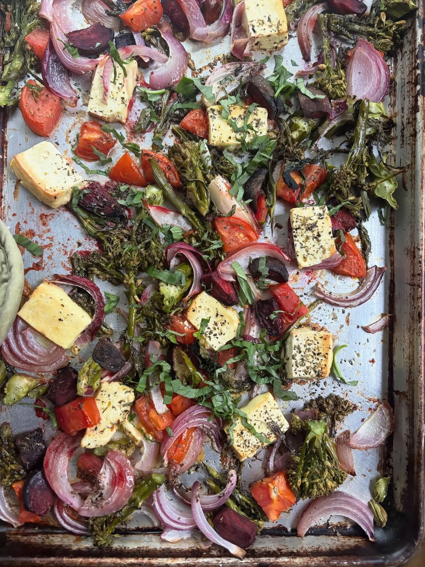 Sheetpan feta and roasted veggies - just add a grain and your easy, midweek meal is ready! Add these items to your Daybreak Box between now and 11am Thursday when the customization window ends:

🥦 @hallbrookfarmmaine broccolini or @marrpondfarm broc