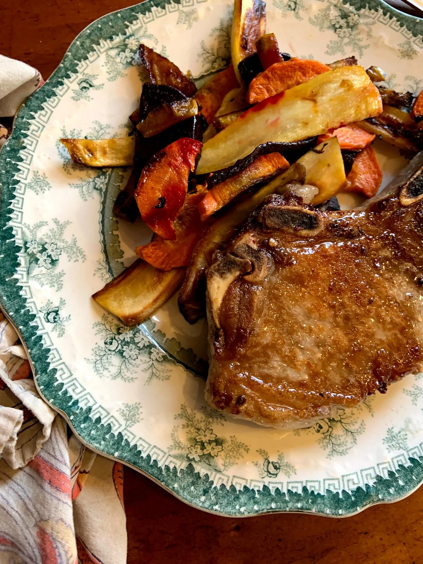 Sunday Supper: Bone-in (aka more flavor!!!) organic, pastured pork chops from @mistybrookfarmme raised with so much care just down the road in Albion. They&rsquo;re also one of our Tuesday farmbox sites!

Learn more about their pork below, and grab s