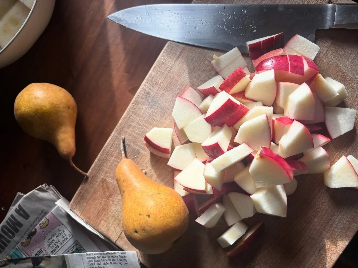 Fall fruits check all the warm and cozy meal boxes. The Apple Farm pears 🍐 and apples 🍎 that found their way into many of your kitchens this week are so good munched on their own, but you can never go wrong with butter + maple + sea salt cooked dow