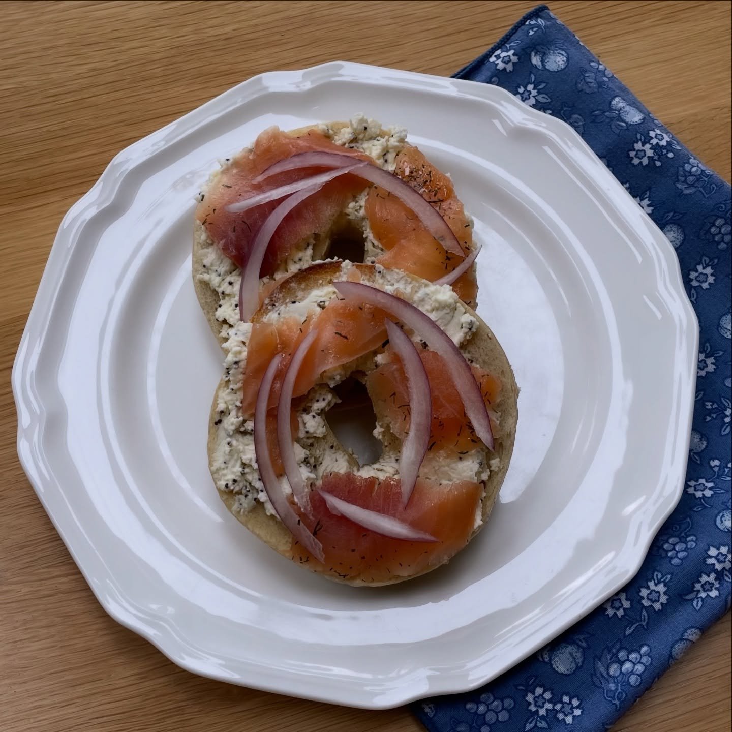 Hosting friends and family over the holidays? Sharing meals is often a source of excitement, but can also be stressful; everyone has different tastes and preferences, and satisfying all those preferences can be tricky. 🥯 We&rsquo;re fans of setting 