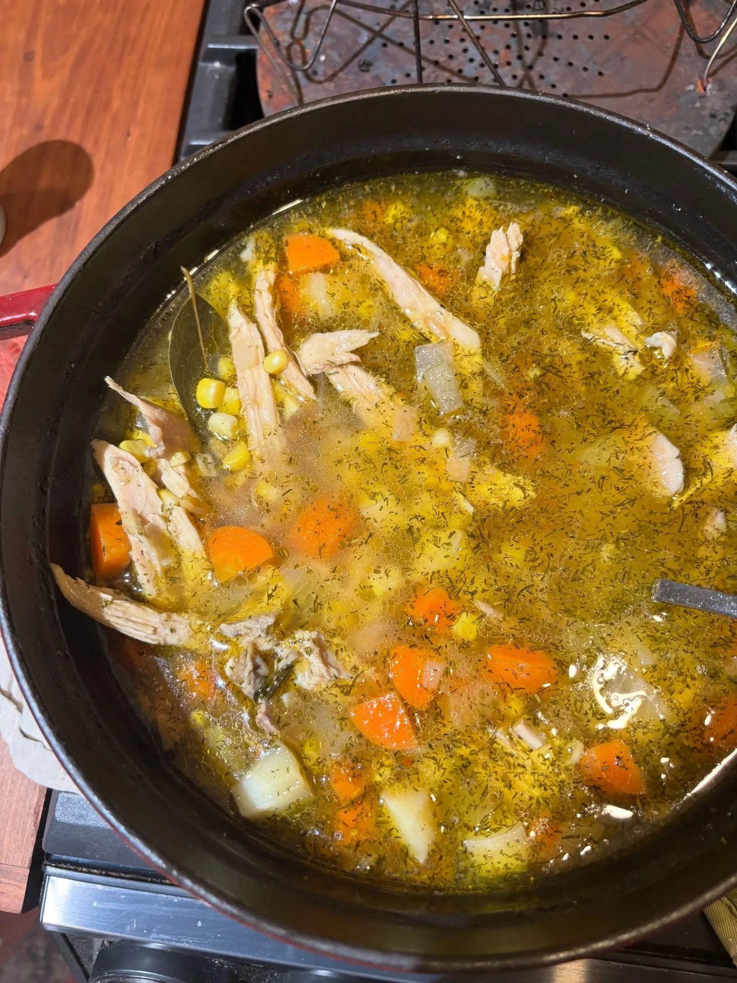 Raise your hand if you think the best part of Thanksgiving leftovers is ending up with the bird bones 🦃 🦴 to simmer into flavorful stock? 👋🏼 The days after the holiday are spent roasting, simmering, and freezing into quart containers (we love usi