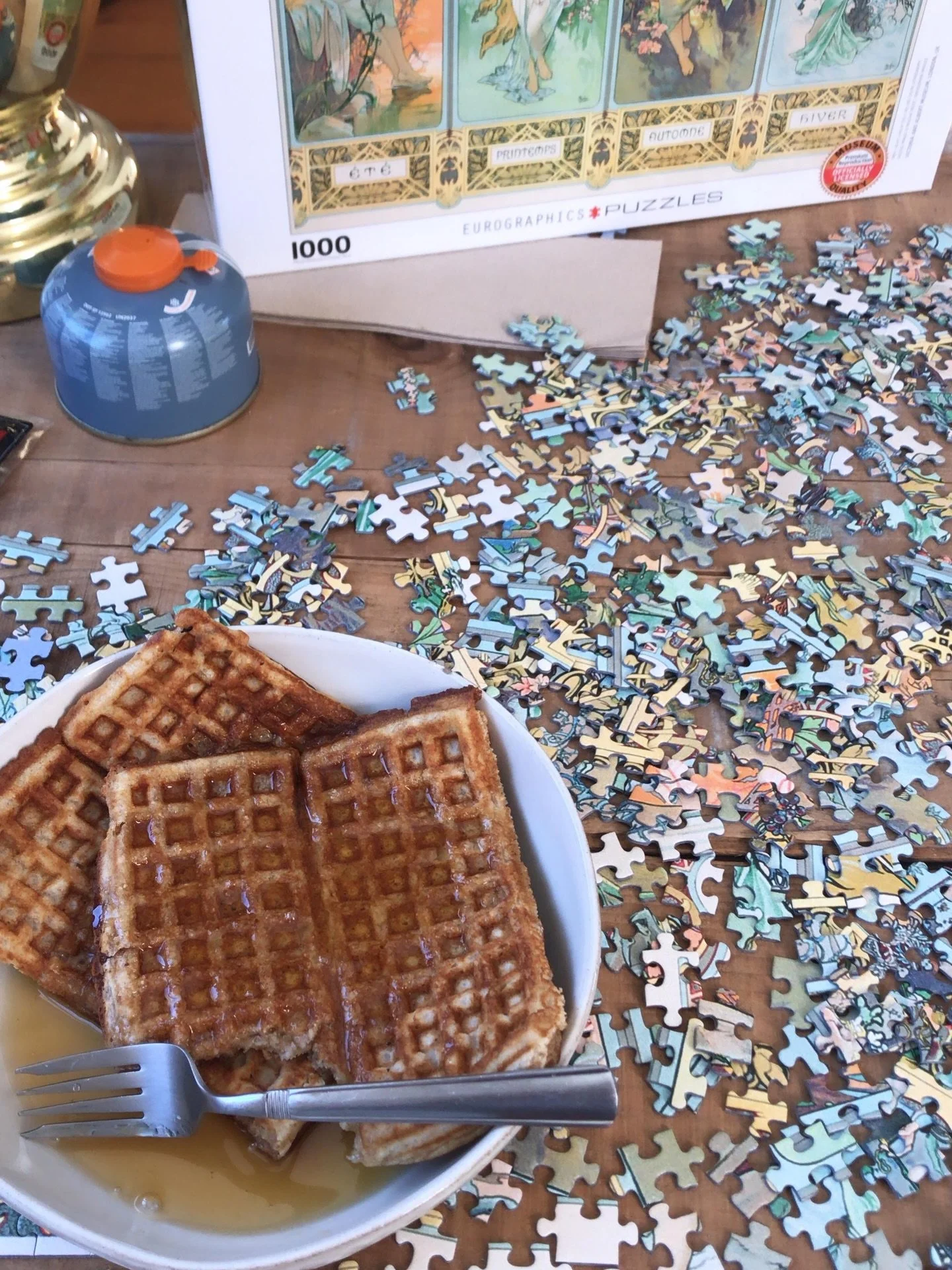 Nothing says a slow weekend morning in December like a woodstove, @mainegrains 🧇 waffles swimming in a pool of the sweet stuff 🍁 from @kinneys.sugarhouse and a puzzle 🧩