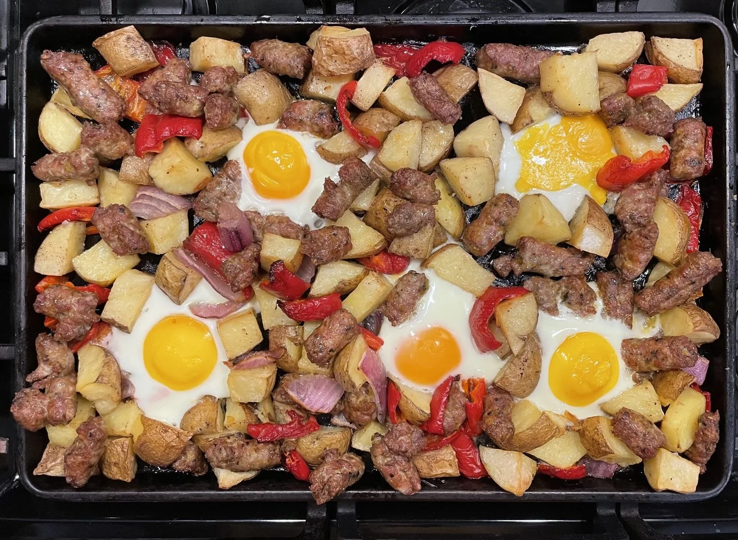 Show day plans?? ❄️ This sausage and egg bake is perfect for feeding a crowd - or a hungry family - or heck, this might be the perfect munch-all-day brunch for two! Besides being easy to throw together and very versatile (add whatever you want - it&r