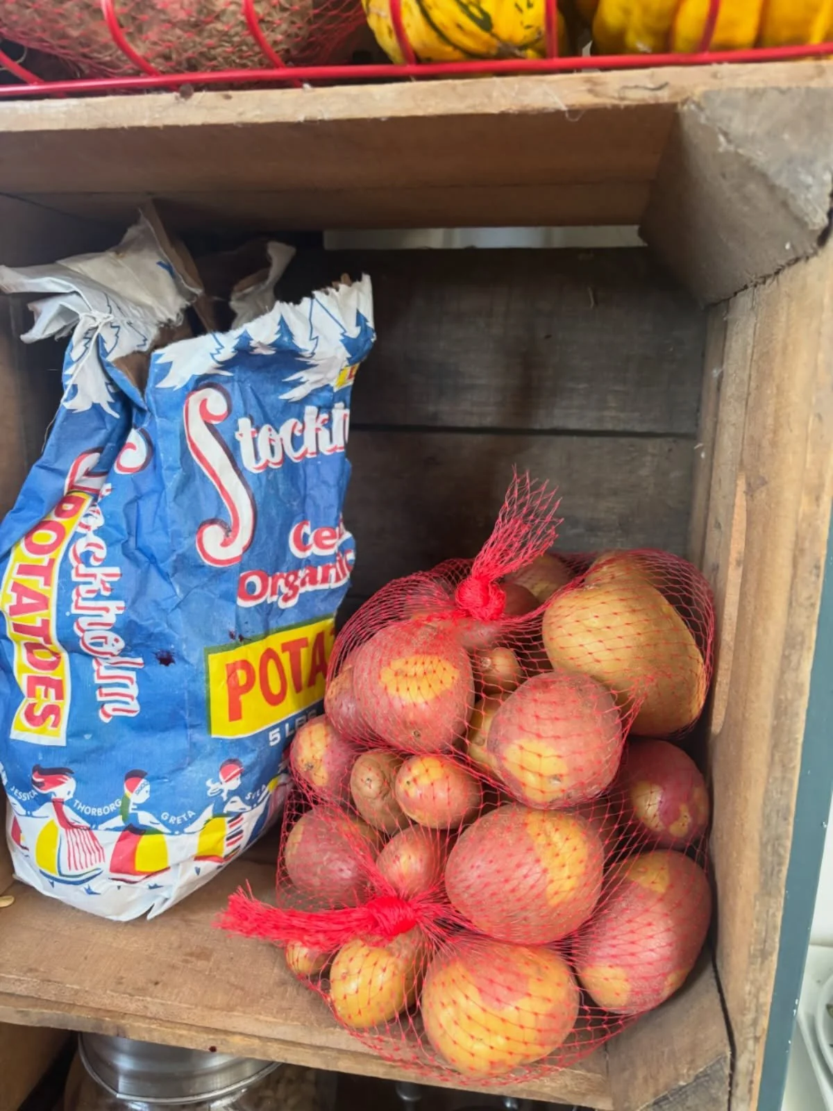 The potato leads all other vegetables in worldwide production, with an average of 1/3 pound consumed per person per day in the US 🇺🇸! That&rsquo;s a serious nod to the crispy French fry that often occupies major real estate on dinner plates and in 