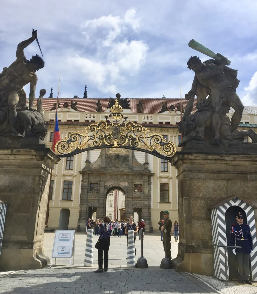 Entrance to Prague Castle origin from 880.jpg