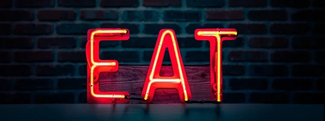 sign that reads "eat" in red lights