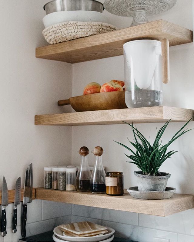 If you don&rsquo;t like open shelves...I don&rsquo;t know if we can be friends😝! They are one of my fav things about the casa!! Also, if you&rsquo;re looking items for your open shelf - Check out the link in the bio! 😘😘
.
.
Photo: @wildartifact  #