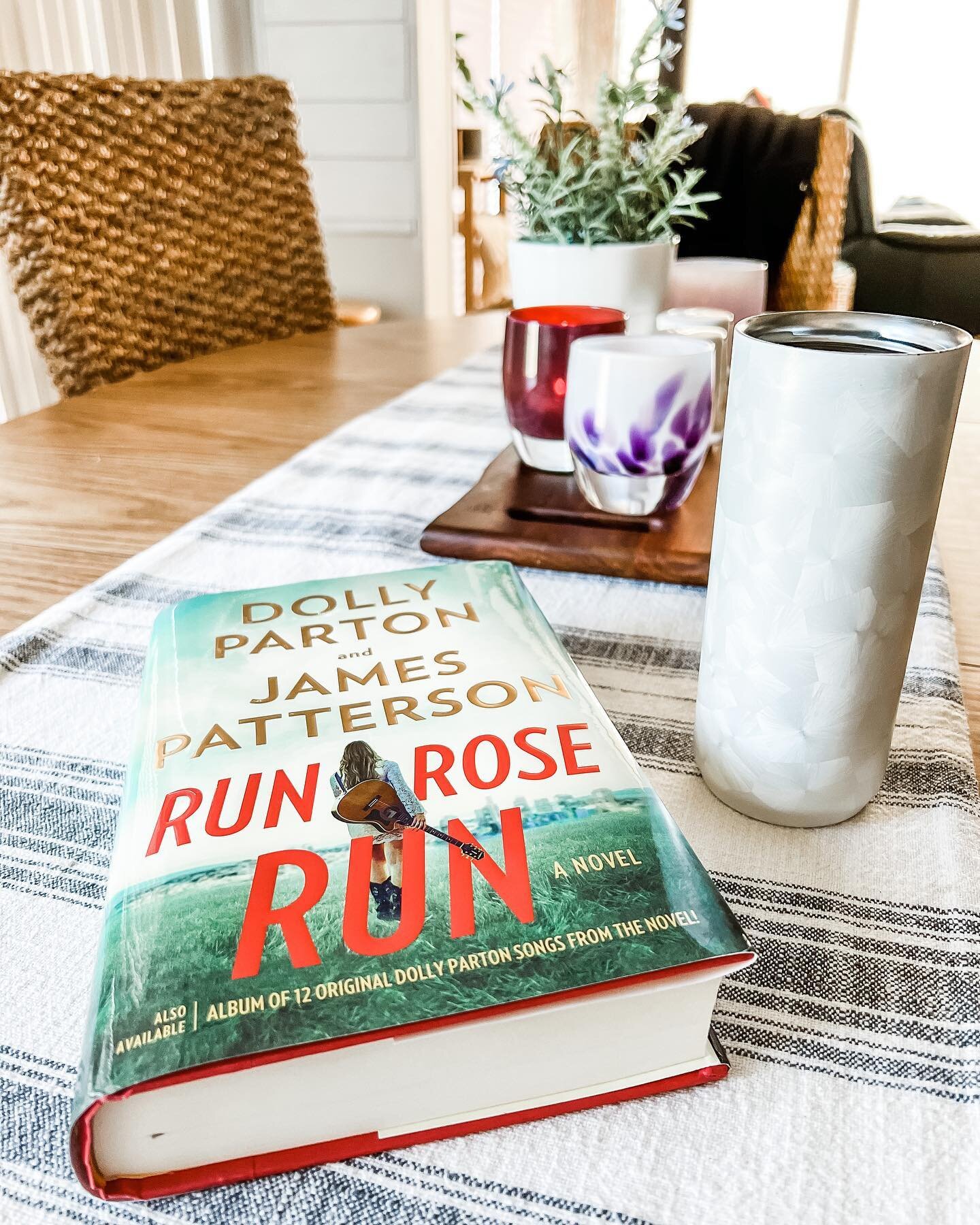 First book of the summer! So grateful for friends, family and a little quiet time to read a great book. My little heart is full of #dollyparton and #jamespatterson #runroserun is a great read! 😎