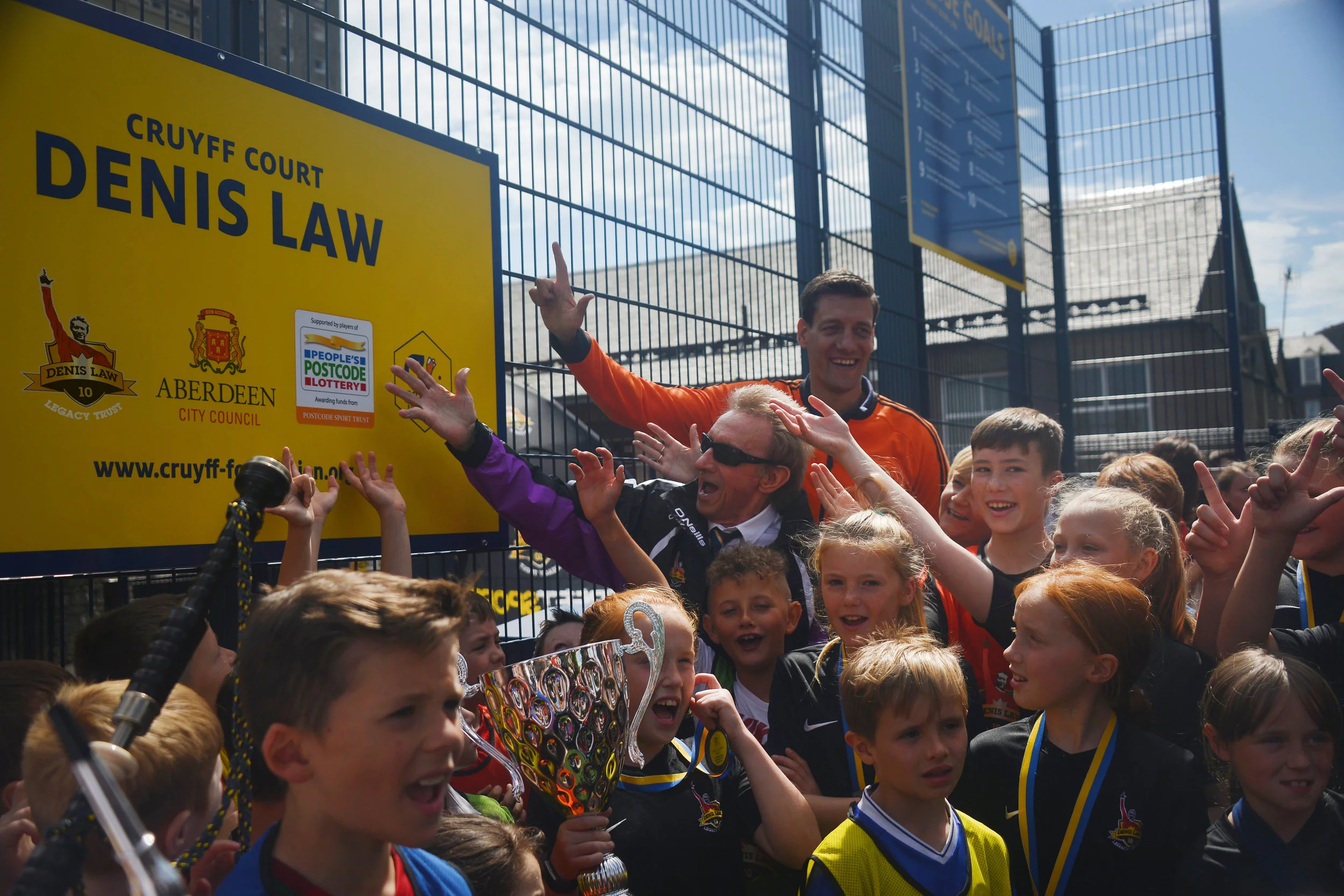 Denis Law and Niels Meijer at the opening of the Cruyff Court Denis Law on Catherine Street