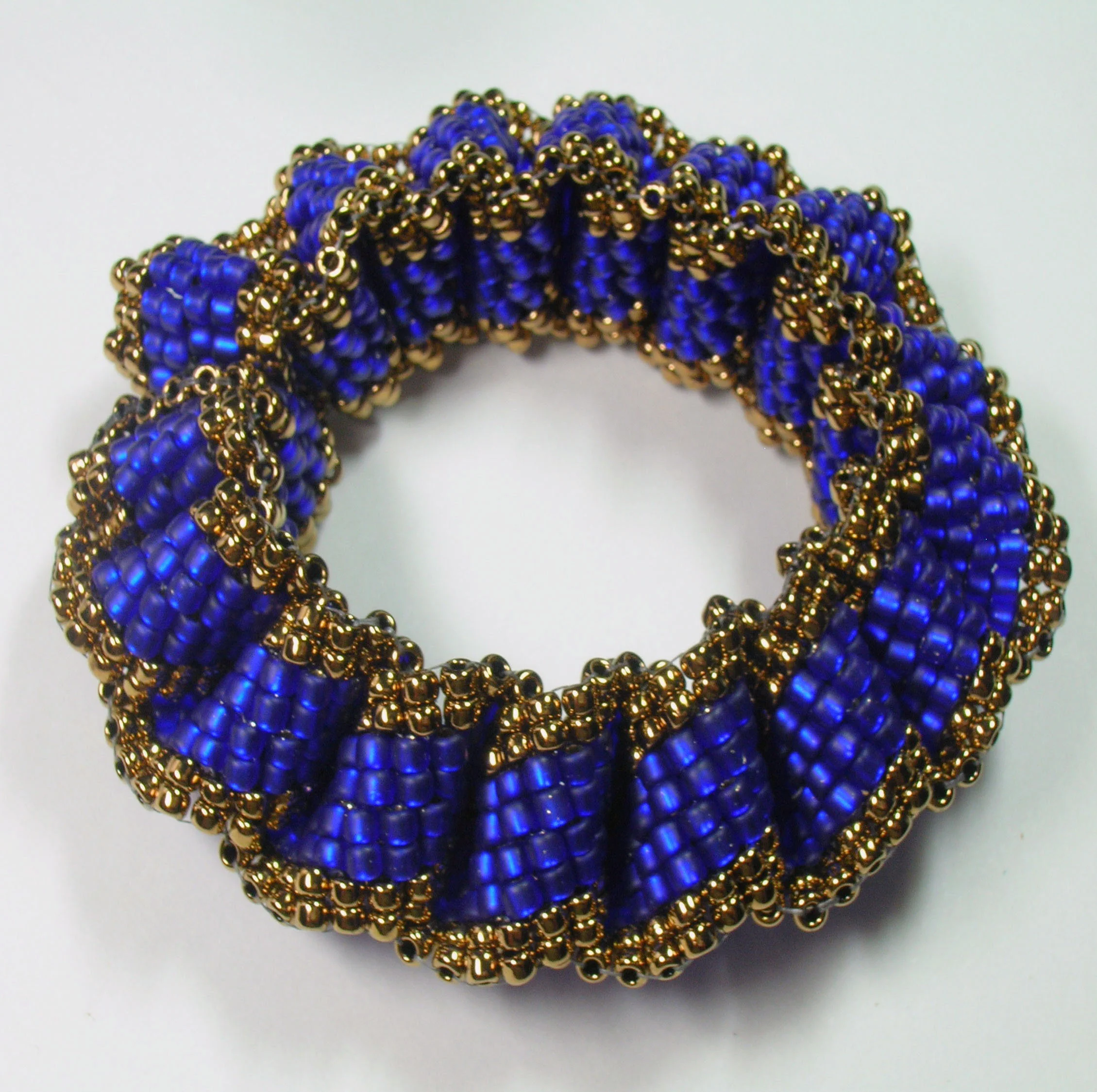 Origami Cuff Tutorial      by Leslie Rogalski