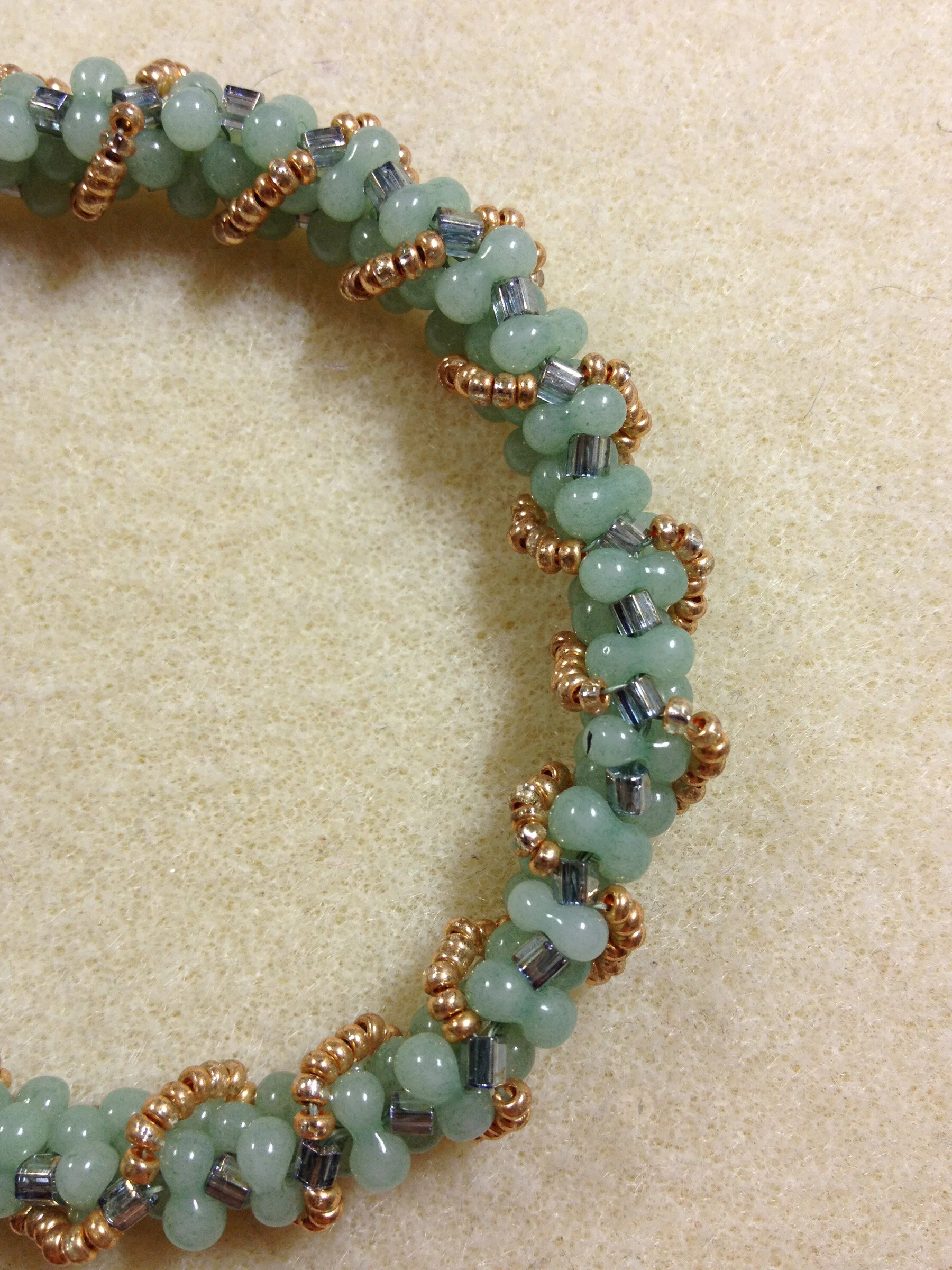 SBKIT004 BOW BEAD BANGLE GREEN/GOLD