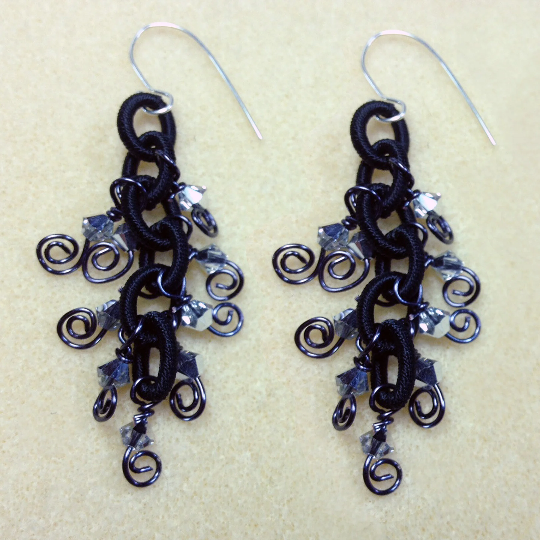 SBKIT006 CASCADE EARRINGS BLACK/COMET