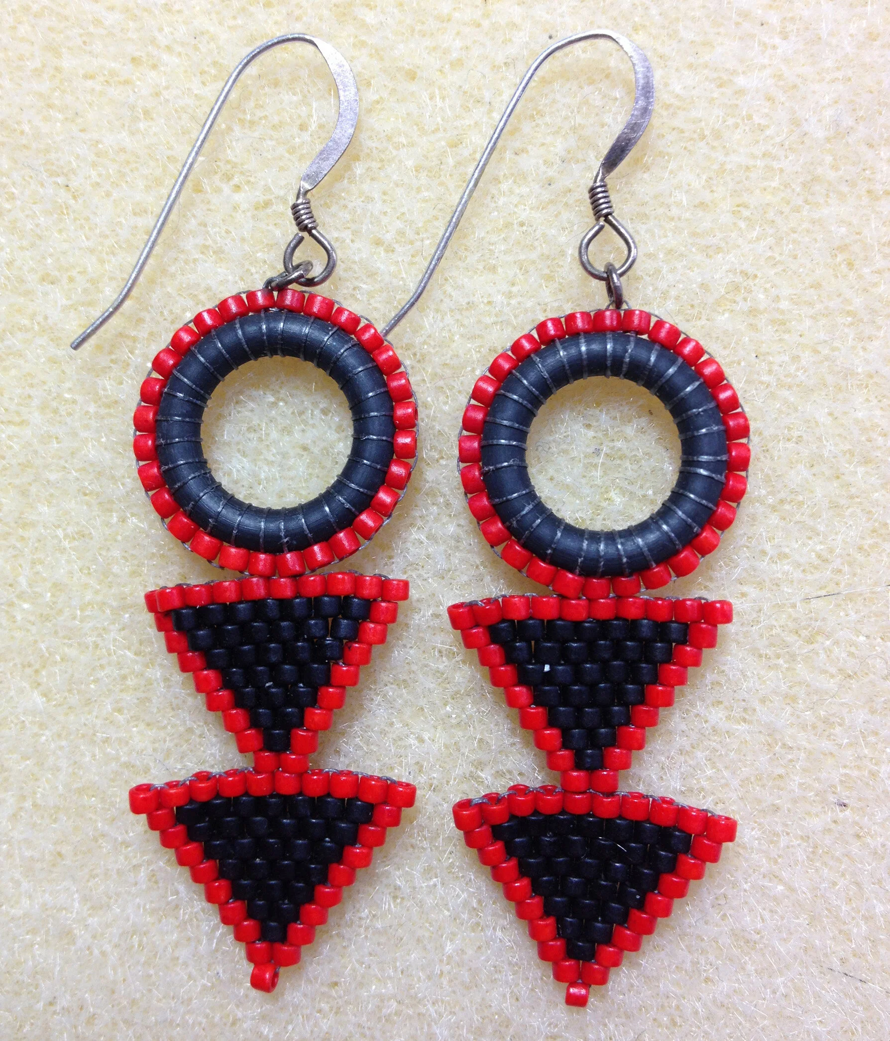 SBKIT019 TOPSY TURVY EARRINGS RED