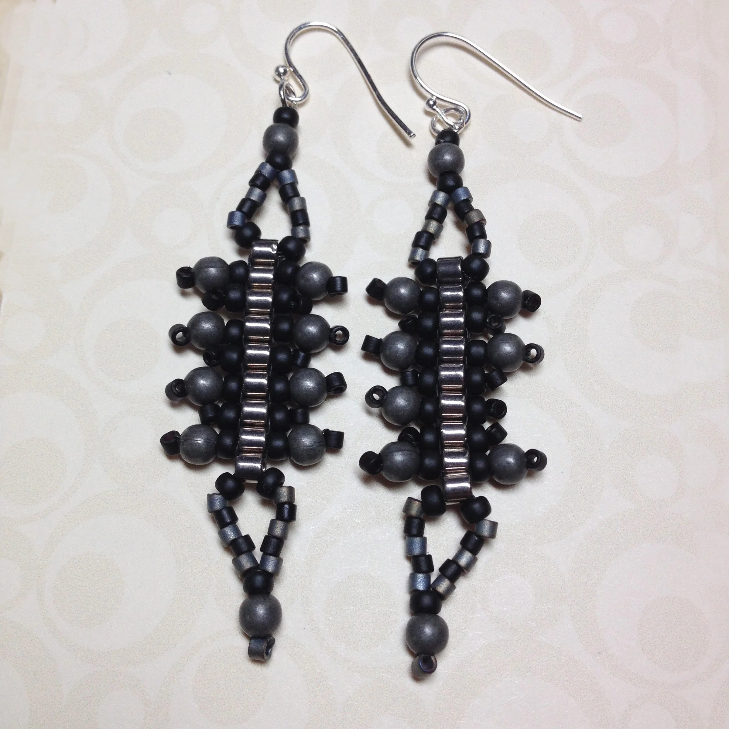 SBKIT022 TRELLIS EARRINGS GOTHIC Silver and black