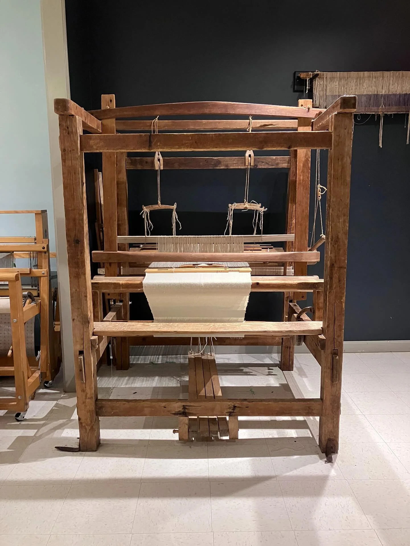 Spending time in Cape Breton is fulfilling in many ways. Every year brings a fascinating textile project to delve into.
This year, I was determined to finish setting up the 19th century post frame loom at the Talla M&ograve;r Museum at the @gaeliccol