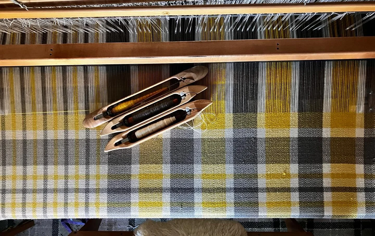 The combination of breed type, Coopworth; spinning, #wellingtonfibres; punchy natural dyeing, @ironcauldron.ca and an incredible traditional Ontario blanket pattern, Goose eye, just makes this blanket sing!
This lightweight blanket makes for a perfec