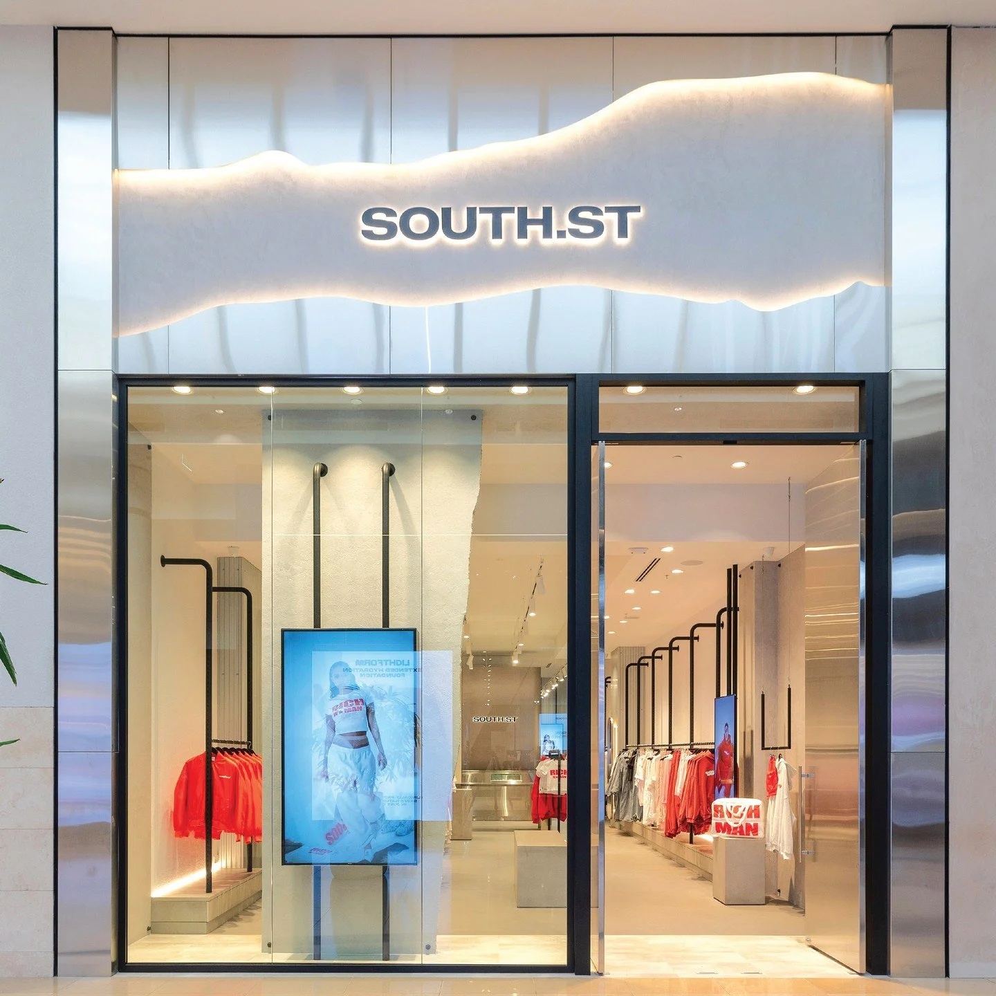 The new SOUTH.ST at Chadstone, VIC - In keeping with the client’s brief, the completed store design encapsulates their vision of a store interior in sync with the SOUTH.ST brand image – an industrial edge with a minimalist attitude. Throu