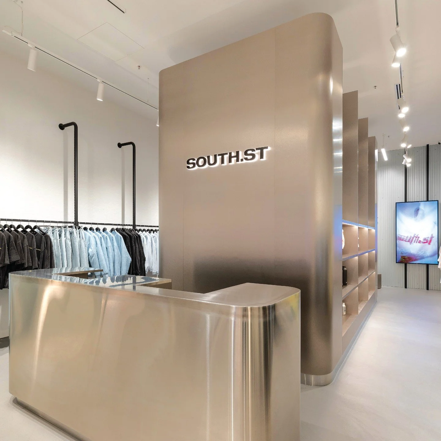 The new South.St at Chadstone, VIC - From broken concrete edging and steel fixtures to innovative fitting rooms with industrial chains, every detail exudes raw elegance.
Credits:
Designer: @studiogray_scale
Client: @south.st
Builder: @kruegerproject