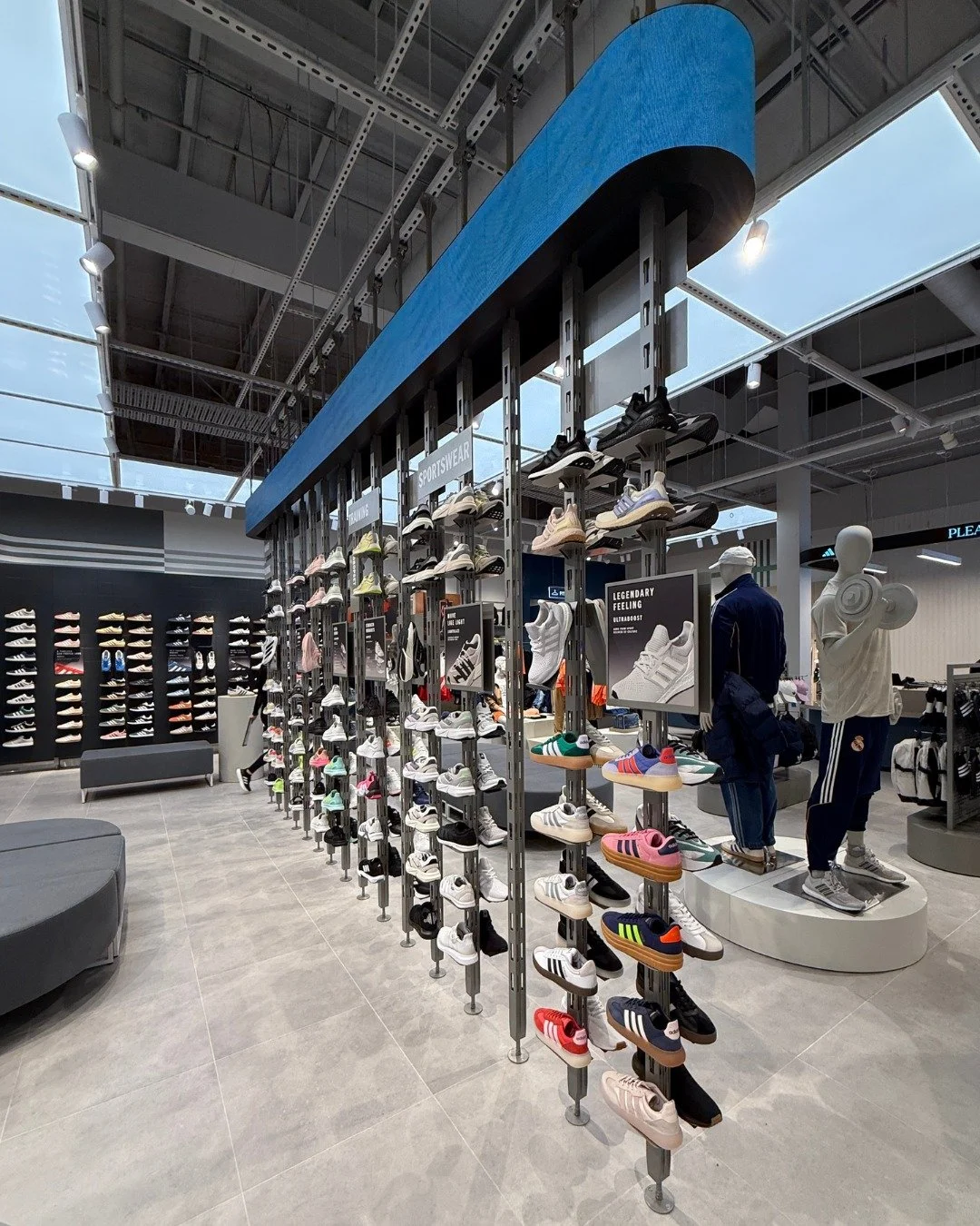 Adidas - Home of Sport, Werribee 👟
Insight into the process before the store is opened! 
Here is the footwear wall at Adidas, Werribee HOS, fully stocked with product and before the store is opened.
Shopfitter: @constructionzone_cz 
Documentatio