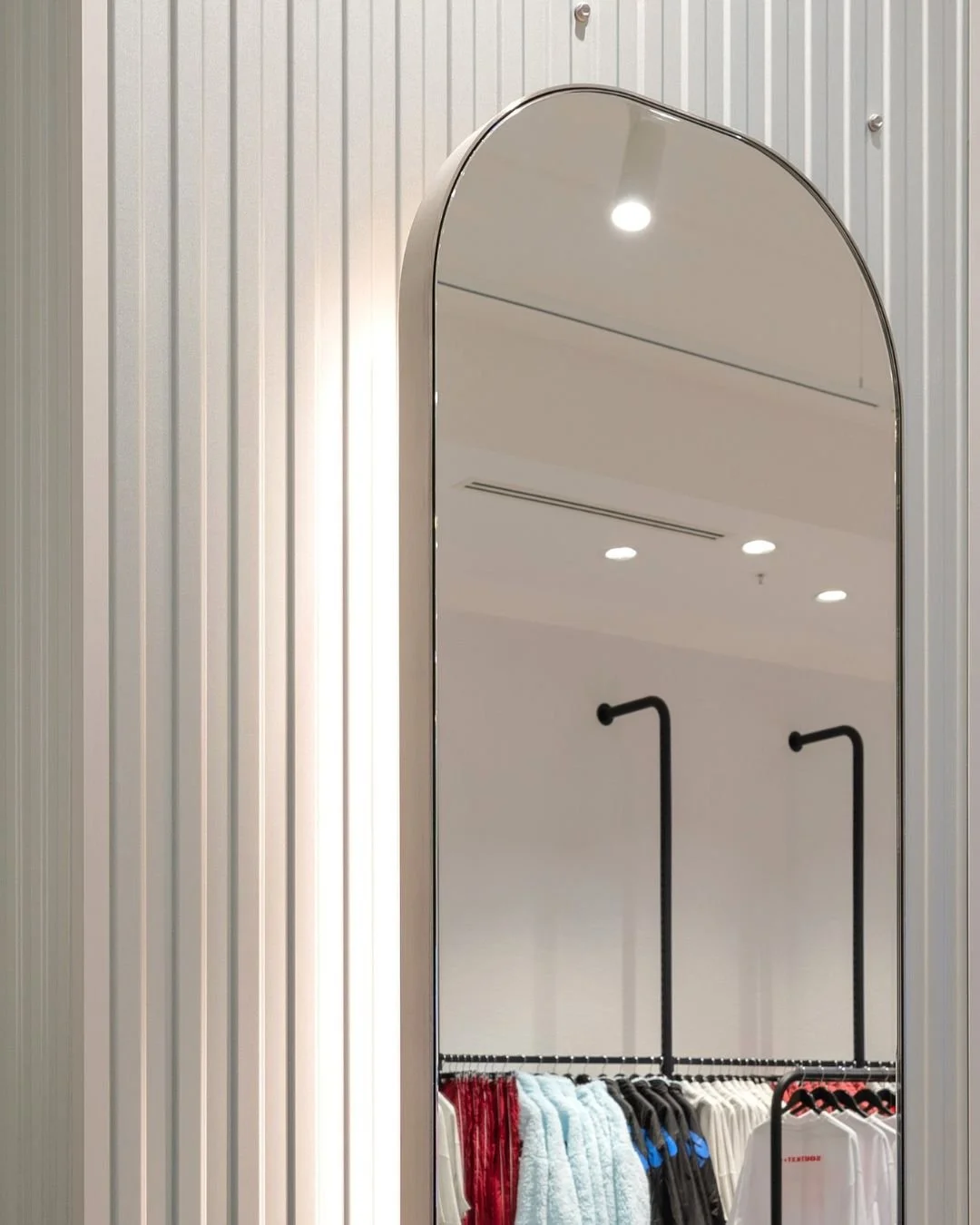 Design details from our South.ST projects at Chadstone and Pacific Fair.
Arched mirrors, custom chain fixtures, terrazzo plinths, and refined finishes, each element crafted to elevate the retail experience.
#southst #designdetail #interiordesign #c