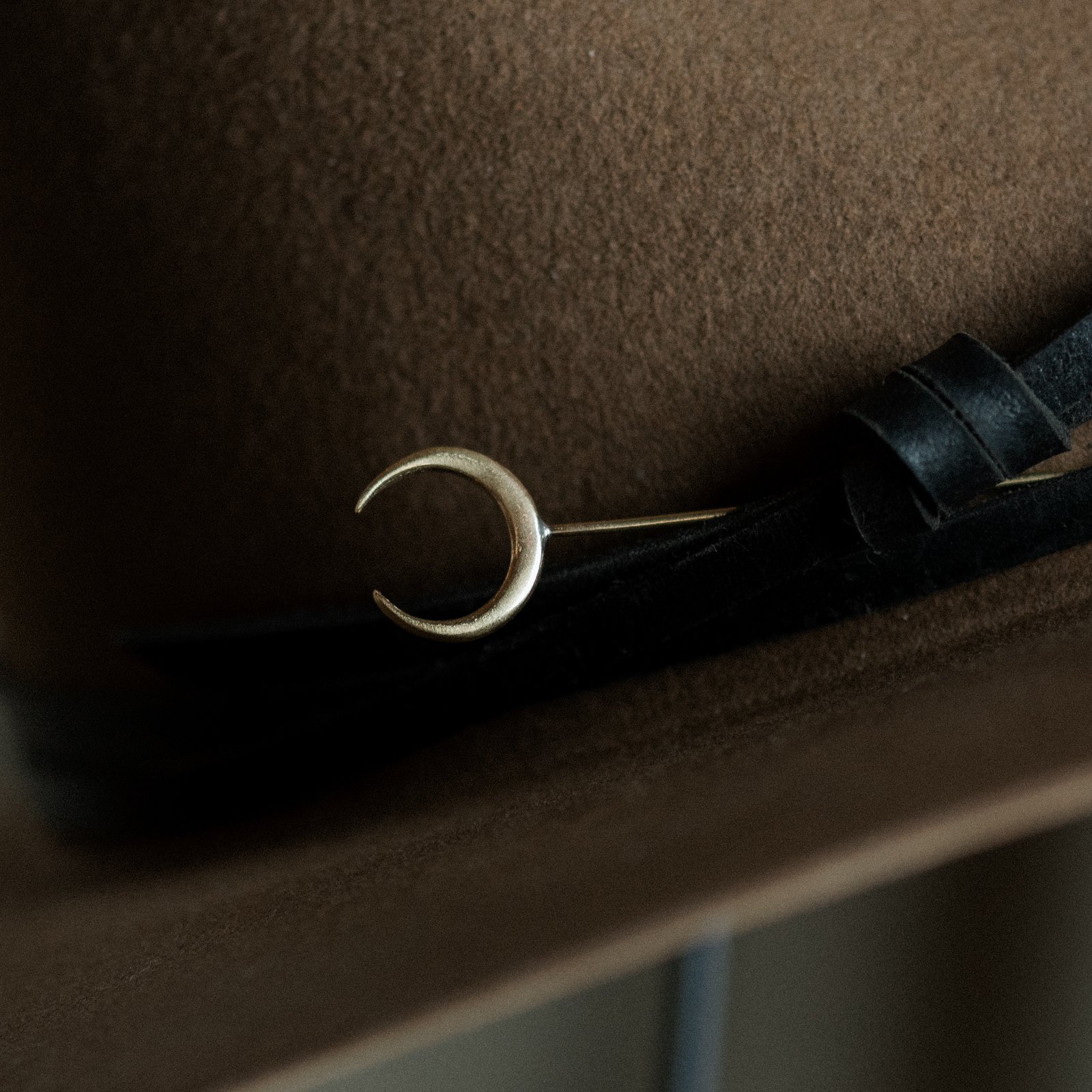 Naja Hat Pin_3.5%22_Commonform-1.jpg