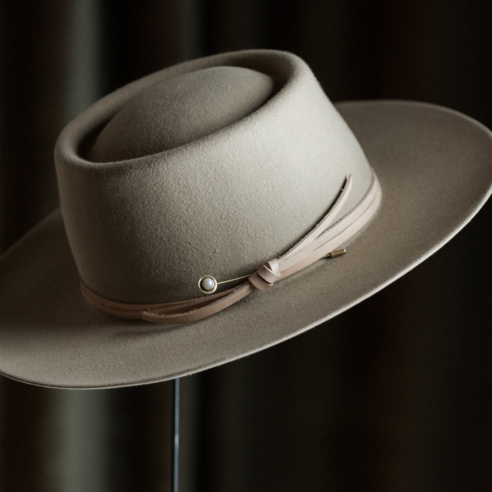Gibbon Hat Pin_Pearl_3.5%22_Commonform-36.jpg