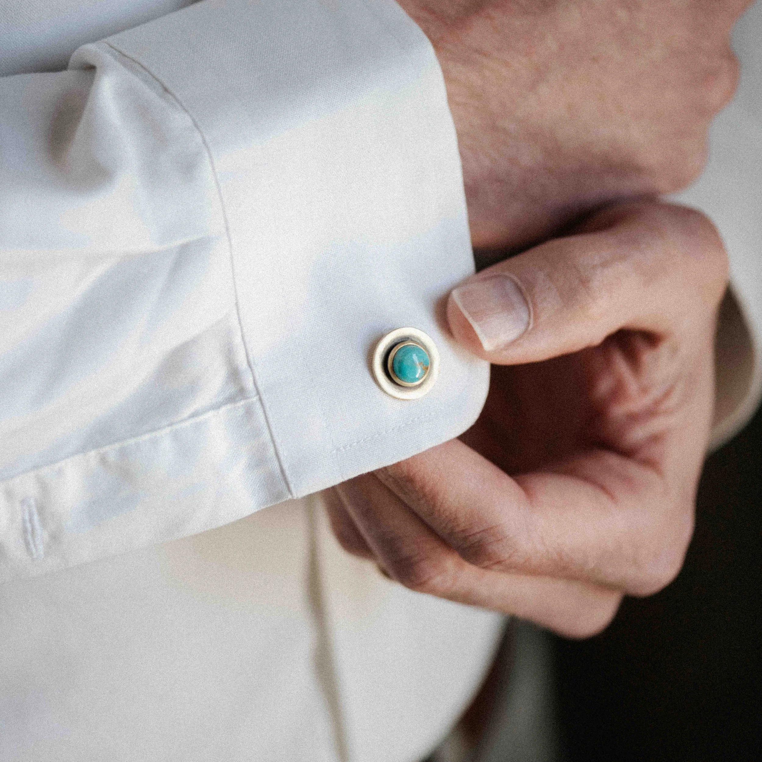 COMMONFORM_Modern Statement Gold Cuff links-2.jpg