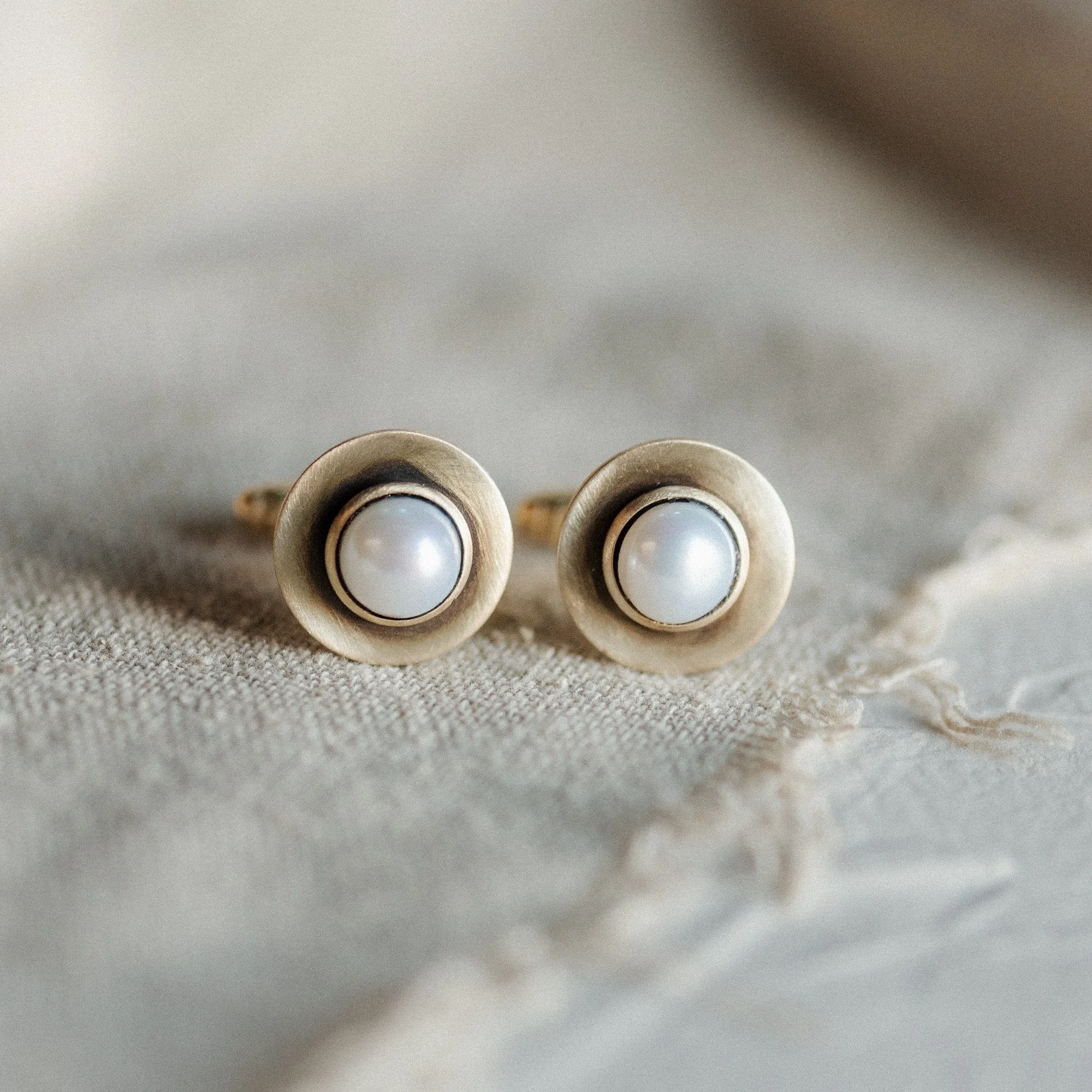 COMMONFORM_Cuff links modern gold turquoise pearl-72.jpg