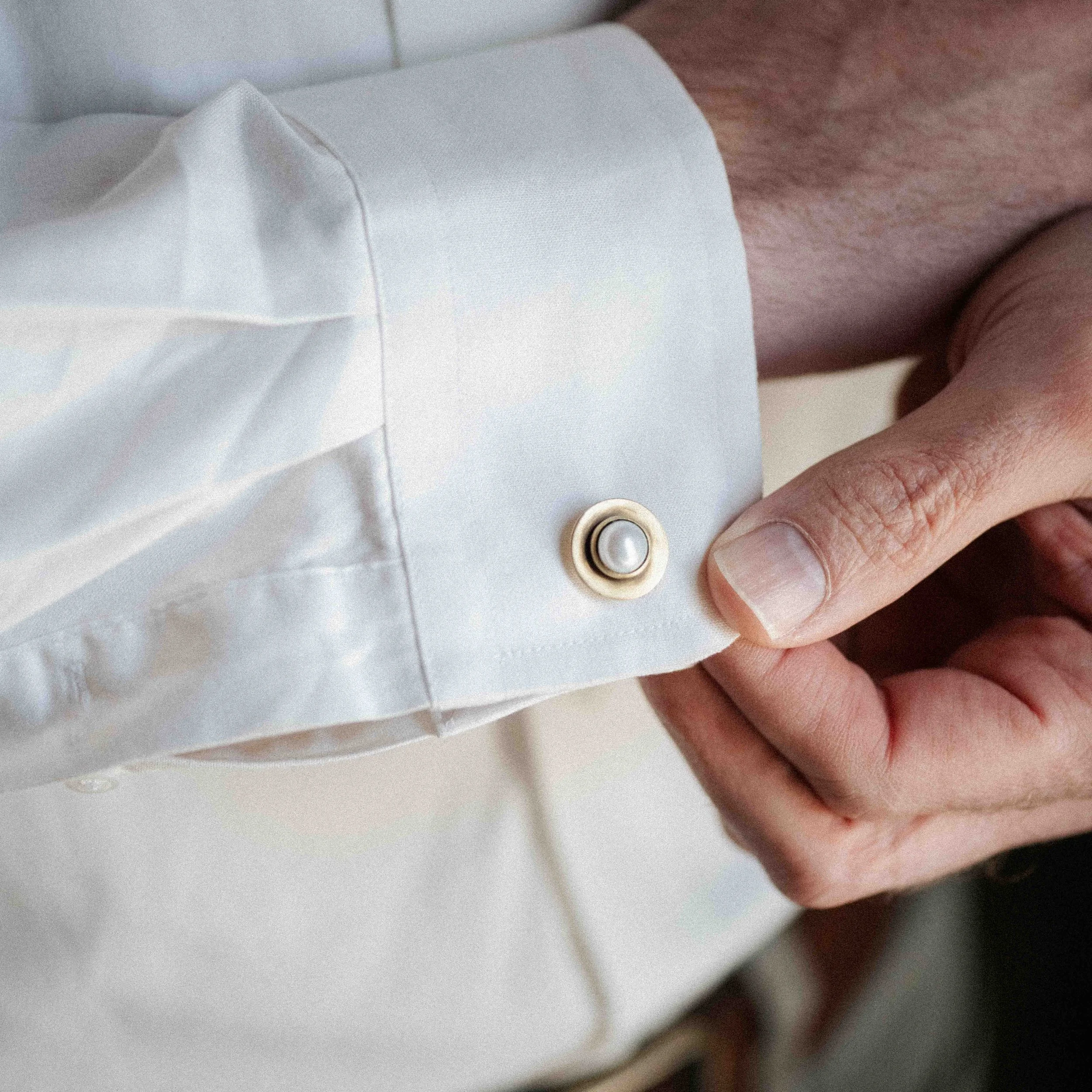 COMMONFORM_Modern Statement Gold Cuff links-1.jpg